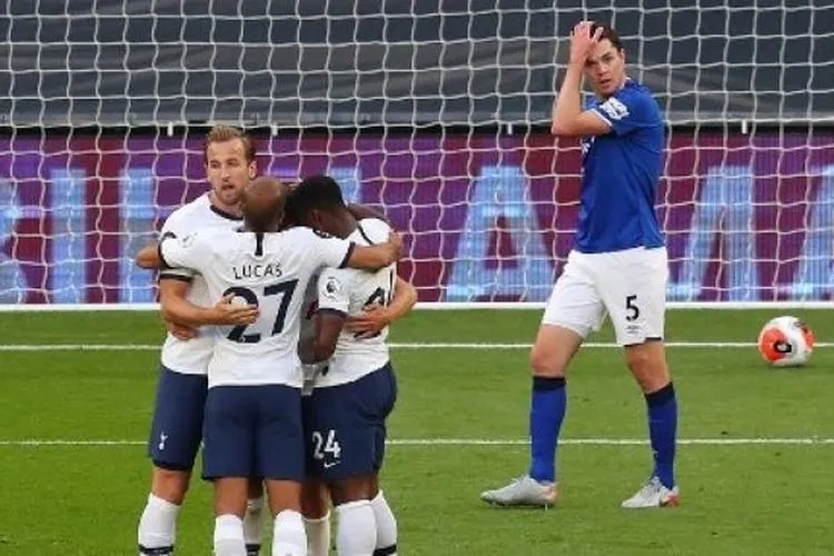 Para pemain Tottenham Hotspur merayakan gol. Catherine Ivill / POOL / AFP