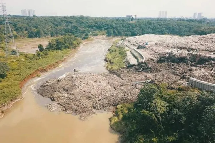 Gunungan sampah di Tempat Pembuangan Akhir (TPA) Cipeucang yang berlokasi di Jalan Kapling Nambo, Serpong, Tangerang Selatan (Tangsel) alami longsor, Jumat (22/5/2020). ist