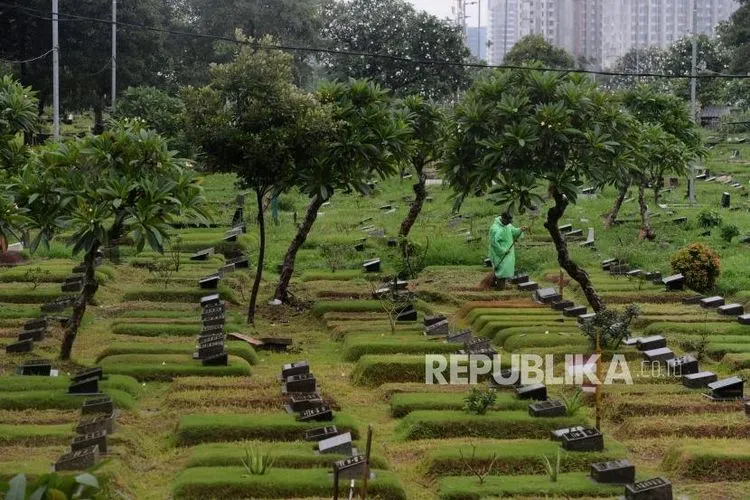 Petugas saat membersihkan Tempat Pemakaman Umum (TPU) Karet Bivak, Jakarta Pusat. (Foto: Republika/Putra M. Akbar)