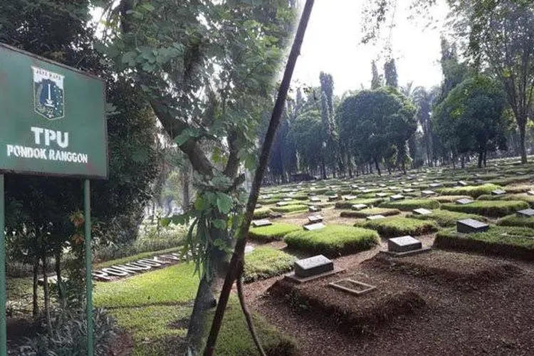 Ilustrasi - Pemakaman jenazah virus corona di TPU Pondok Ranggon, Jaktim. (Suara.com/Bagaskara Isdiansyah).