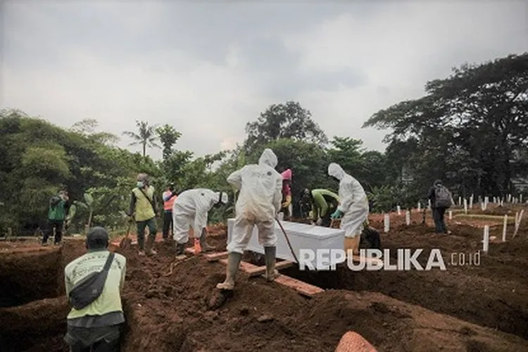 [Ilustrasi] Petugas memakamkan jenazah COVID-19 di TPU Pondok Ranggon, Jakarta. Pada Kamis (17/9) ada 41 jenazah Covid-19 yang dimakamkan di TPU Pondok Ranggon. .  Foto: Republika/Thoudy Badai