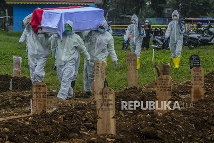 Sejumlah petugas membawa peti jenazah pasien Covid-19 di TPU Srengseng Sawah, Jagakarsa, Jakarta, Jumat (15/1). Pemerintah Provinsi DKI Jakarta membuka area pemakaman untuk jenazah COVID-19 di TPU Srengseng Sawah karena Taman Pemakaman Umum (TPU) khusus COVID-19 telah penuh. Republika/Putra M. Akbar
