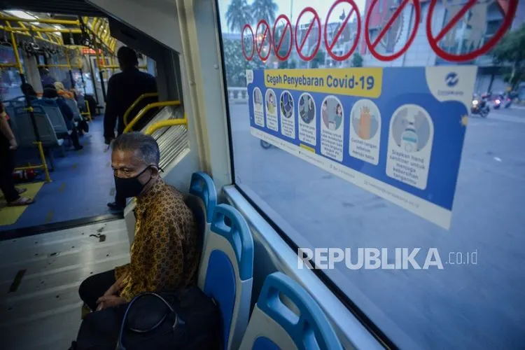 Penumpang menaiki bus transjakarta di Halte Harmoni, Jakarta, Senin (14/9/2020). Jakarta pada tahun ini menjadi juara Sustainable Transport Award. (ilustrasi)  Foto: Republika/Thoudy Badai