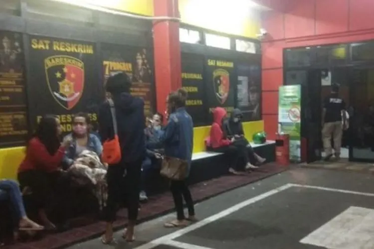 Transpuan saat melaporkan Youtuber Ferdian Paleka. (Suara.com/Cesar Yudistira)