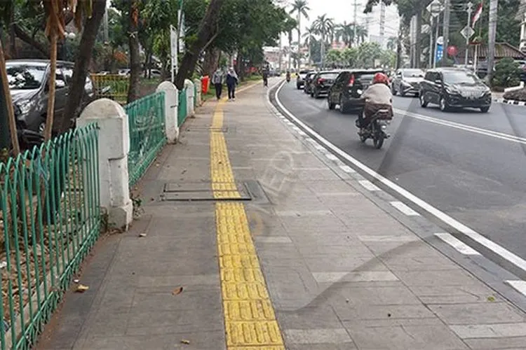 Pejalan kaki sedang melintas di atas trotoar di Jalan Cut Meutia/Ayojakarta.com