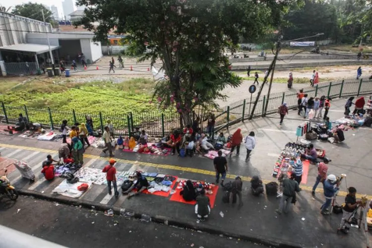 Suasana trotoar di dekat Stasiun Tanah Abang, Jakarta Pusat (Inilah.com/Didik Setiawan)