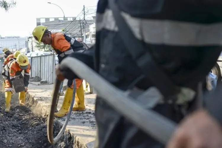 Pekerja membongkar trotoar lama di Jalan Cikini Raya depan Taman Ismail Marzuki (TIM), Jakarta, Rabu (19/6/2019). Revitalisasi trotoar di sepanjang Jalan Cikini Raya-Pramuka dan Jalan Kramat Raya-Salemba sepanjang 10 kilometer dengan anggaran sebesar Rp75 miliar tersebut bertujuan agar ramah bagi pejalan kaki dan penyandang disabilitas. ANTARA FOTO/Nova Wahyudi/wsj.