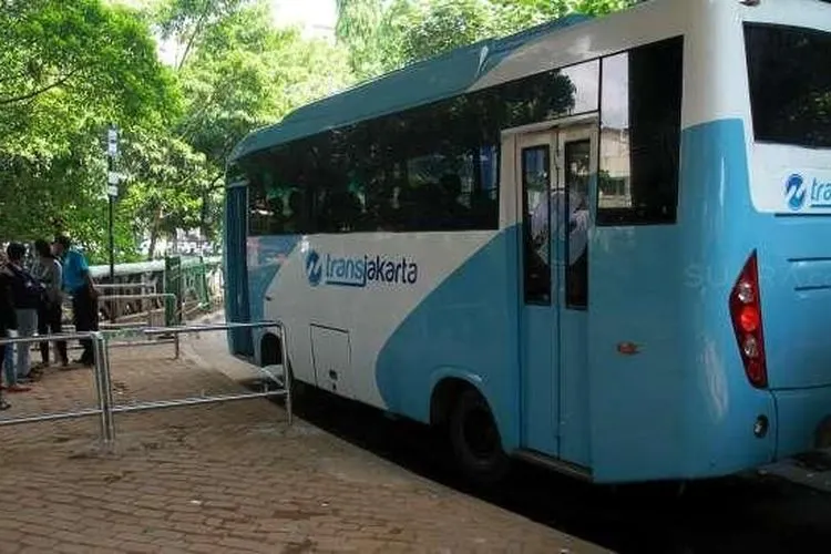 Feeder Transjakarta di kawasan Stasiun Tebet, Jakarta, Selasa (10/5/2020). Sebagai ilustrasi [Suara.com].
