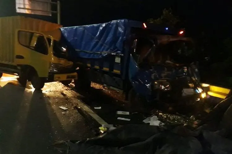 Kecelakaan beruntun melibatkan empat truk barang terjadi di Tol Cakung. (Twitter/@TMCPoldaMetro)