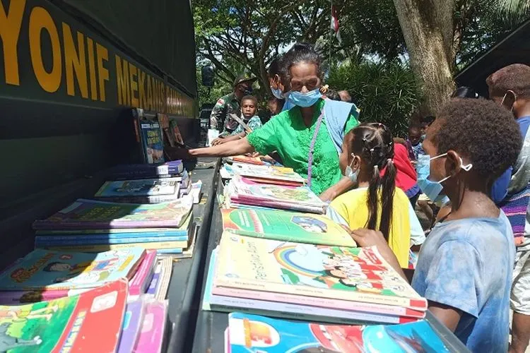 Turut mencerdaskan anak di perbatasan RI-PNG, Satgas Yonif MR 413 Kostrad mengubah truk menjadi mobil perpustakaan. (dok)