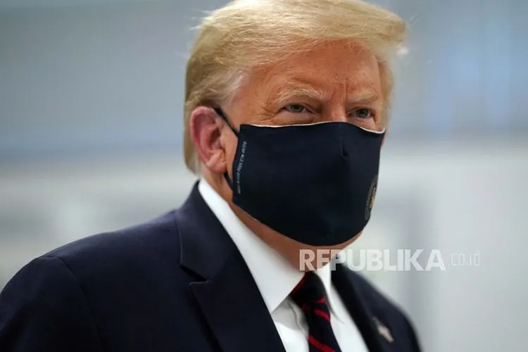 Dalam file foto 27 Juli 2020 ini, Presiden Donald Trump mengenakan masker saat dia berpartisipasi dalam tur Pusat Inovasi Bioproses di Fujifilm Diosynth Biotechnologies di Morrisville, Presiden NC Donald Trump dan ibu negara Melania Trump dinyatakan positif terkena virus corona, Jumat pagi.  Foto: AP/Evan Vucci