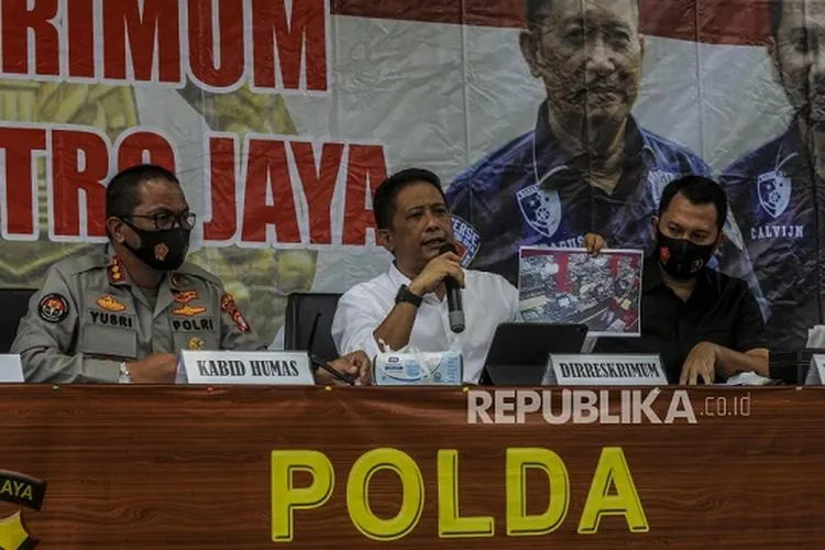 Ditreskrimum Polda Metro Jaya Kombes Tubagus Ade Hidayat (tengah) bersama Wadireskrimum AKBP Jean Calvijn Simajuntak (kanan) dan Kabid Humas Kombes Yusri Yunus (kiri) memperlihatkan gambar rekaman CCTV saat konferensi pers di Mapolda Metro Jaya, Jakarta, Sabtu (25/7). Polda Metro Jaya menyimpulkan kasus kematian editor Metro TV, Yodi Prabowo disebabkan oleh bunuh diri. Hal ini berdasarkan temuan dari barang bukti, pemeriksaan terhadap 34 saksi dan olah TKP tempat ditemukannya jenazah. Republika/Putra M. Akb