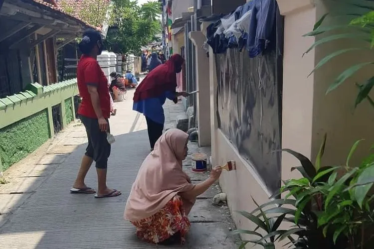 Ibu-ibu di Kelurahan Tugu Selatan, Kecamatan Koja, Jakarta Utara ikut mengecat tembok di sepanjang Jalan Haji Tiung sebagai persiapan merayakan HUT RI ke-75/ dok