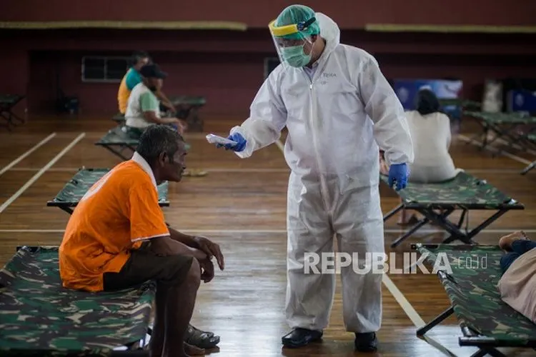 Ilustrasi, Petugas medis melakukan pengecekan suhu tubuh kepada tunawisma. Foto: Republika/Thoudy Badai