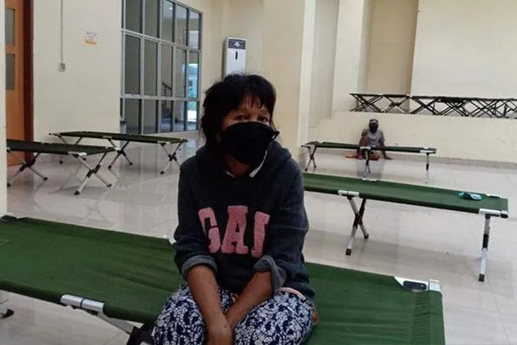 Salah seorang tunawisma dari kawasan Tanah Abang yang ditampung di GOR Karet Tengsin, Senin (27/4/2020). (Antara/Sudin Sosial Jakarta Pusat)