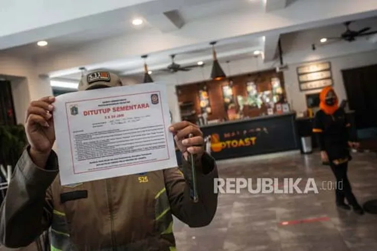 Ilustrasi Satpol PP DKI Jakarta menutup sementara tempat usaha restoran yang melanggar aturan PSBB ketat/dok: republika