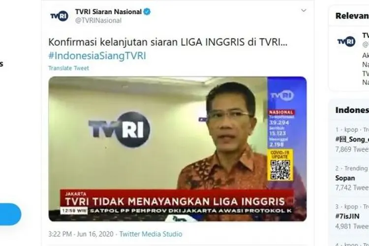 Dirut TVRI Iman Brotoseno dalam tayangan berita saat mengonfirmasi penghentian tayangan Liga Inggris. [Akun Twitter TVRI/captured]