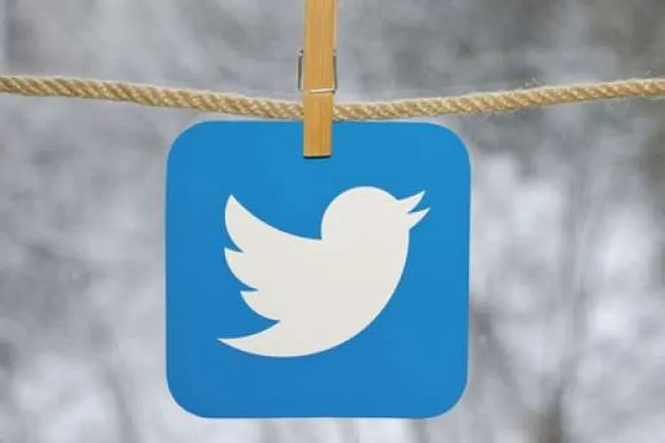 Ilustrasi logo Twitter digantung di jemuran (Shutterstock).