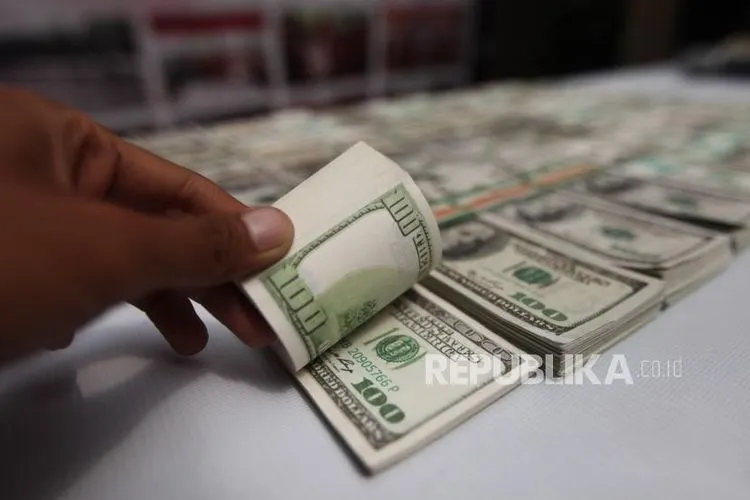 Barang bukti uang dollar palsu yang diperlihatkan saat rilis pengungkapan kasus mengedarkan uang palsu Dollar Amerika di Mapolda Metro Jaya, Jakarta, Kamis (1/2). (Foto: Republika/Mahmud Muhyidin)