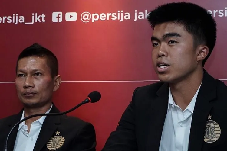 Pemain muda Persija, Muhammad Uchida Sudirman (kanan) dalam konferensi pers bersama pemain senior Persija, Ismed Sofyan. (Persija.id)