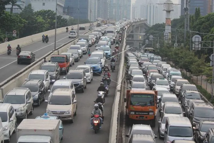 Kendaraan terjebak kemacetan di kawasan Casablanca, Jakarta. Masa uji coba perluasan kawasan ganjil genap di DKI Jakarta berimbas pada kemacetan di sejumlah ruas jalur alternatif. (ANTARA)