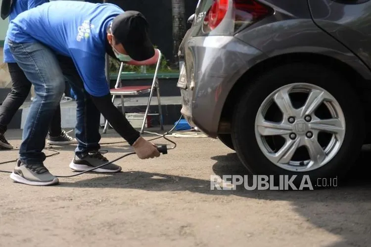 Petugas mengukur emisi kendaraan saat uji emisi. Uji emisi gratis di Jakarta Selatan menargetkan pengecekan sekitar 350 kendaraan.  Foto: Republika/ Wihdan