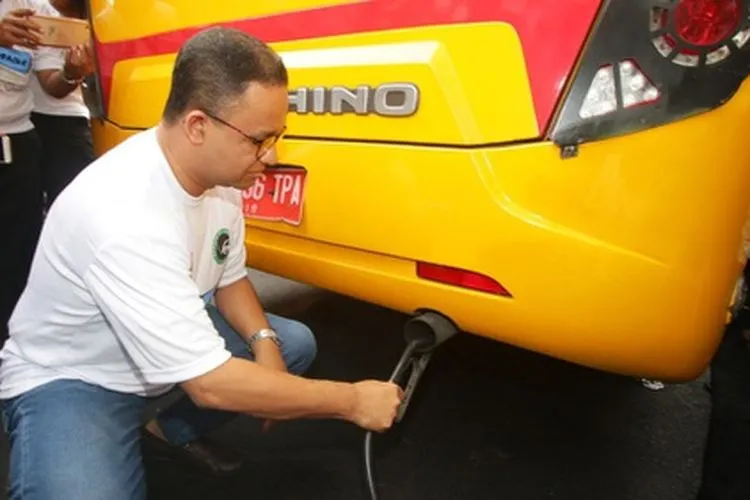 Gubernur DKI Jakarta Anies Baswedan mencoba melakukan pengujian emisi kendaraan saat pembukaan Uji Emisi Kolosal di Kemayoran, Jakarta. (Antara)