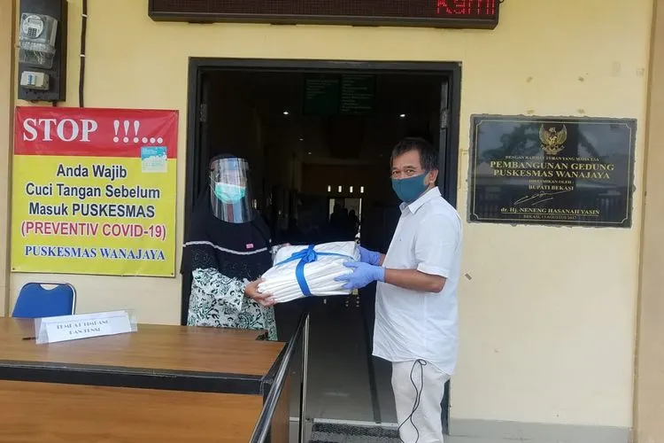 Alumni SMA Negeri 68 Jakarta yang berhimpun dalam wadah Ukhuwah 68 menggelar aksi sosial dengan menyalurkan Alat Pelindung Diri (APD) ke sejumlah Puskesmas di kawasan Bekasi dan Tangerang. (Dok. Ukhuwah 68)