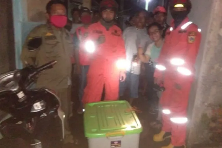 Evakuasi ular sanca sepanjang empat meter di Cipayung, Jakarta Timur (Berita Jakarta/Nurito)