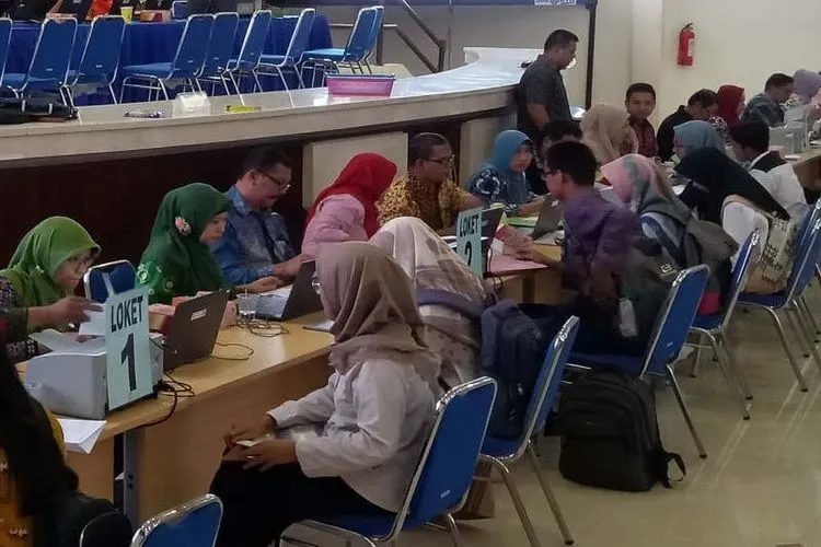 Ilustrasi--Panitia Pelaksana Penerimaan Mahasiswa Baru Undip 2019 memverifikasi dokumen calon mahasiswa pendaftar jalur SNMPTN di Semarang, Selasa. (Foto: dok.UPT Humas Undip Semarang)