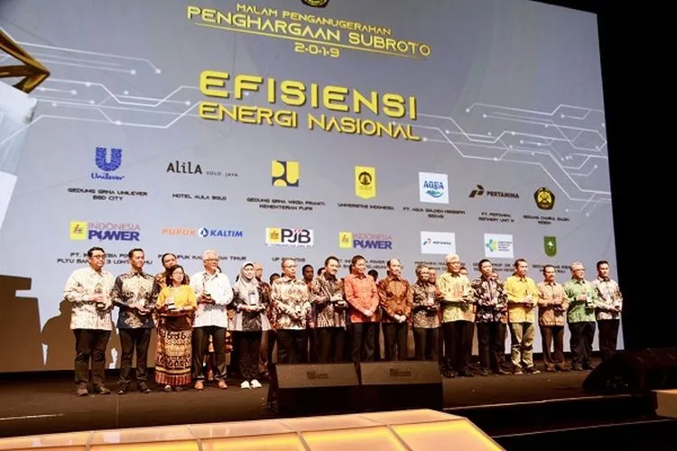 Para penerima Penghargaan Subroto Bidang Efisiensi Energi 2019 berfoto dengan Menteri ESDM, Ignasius Jonan/Dok. Unilever
