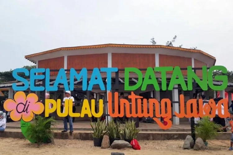 Petugas melakukan fogging jentik nyamuk di Pulau Untung Jawa (pulauseribu.jakarta.go.id)