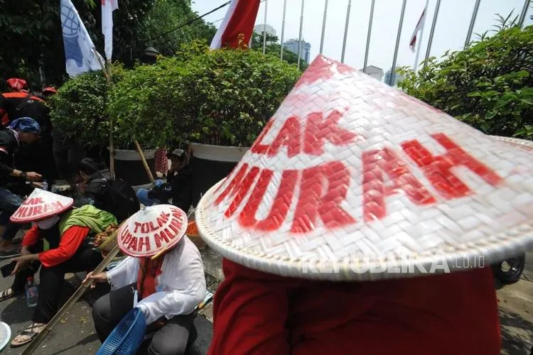 ilustrasi. Buruh di berbagai kota di Indonesia berunjuk rasa menuntut kenaikan Upah Minimum Provinsi (UMP) 2021.  Foto: Republika/Iman Firmansyah