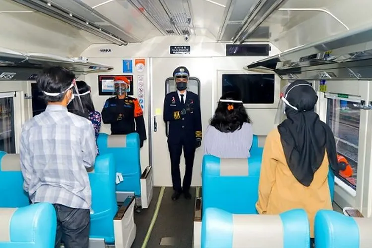Upacara memperingatu HUT ke-75 RI di dalam kereta. (Dok Humas PT Kereta Api Indonesia)