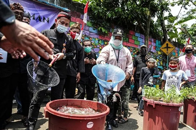Wali Kota Bogor Bima Arya Bima Arya mengunjungi Perumahan Griya Melati RT 02 / RW 13, Bubulak, Bogor Barat untuk menilik urban farming/ dok humas