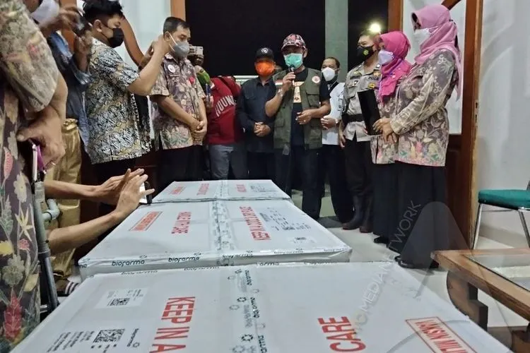 Wali Kota Surakarta FX Hadi Rudyatmo menerima 10.609 vaksin Covid-19 yang akan diberikan kepada tenaga kesehatan di Solo, Selasa (12/1/2021), malam. (Ayojakarta/Budi Cahyono)