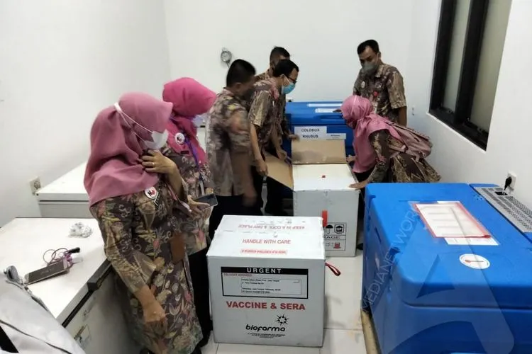 Pemerintah Kota Surakarta menerima 10.609 vaksin Covid-19, Selasa (12/1/2021), malam. Vaksin tersebut akan diberikan kepada tenaga kesehatan di Solo, Kamis (14/1/2021). (Ayojakarta/Budi Cahyono)