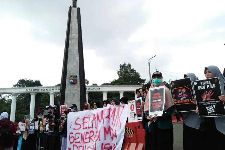 Ratusan mahasiswa yang tergabung dalam Badan Koordinasi Lembaga Dakwah Kampus (BKLDK) Kota Bogor menolak terhadap perayaan Valentine Day di Tugu Kujang, Rabu (13/2/2019)/Husnul Khatimah/Ayobogor.com)