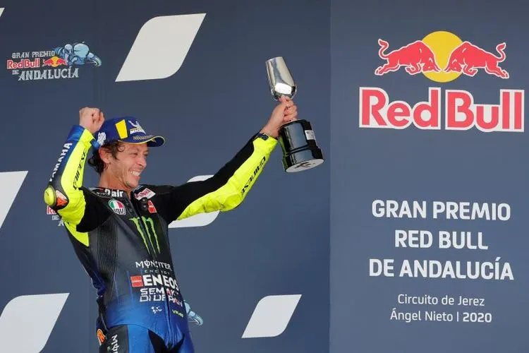 Valentino Rossi merayakan keberhasilannya finis di posisi ketiga pada Grand Prix Andalusia di Sirkuit Jerez, Spanyol.  Foto: EPA-EFE/ROMAN RIOS