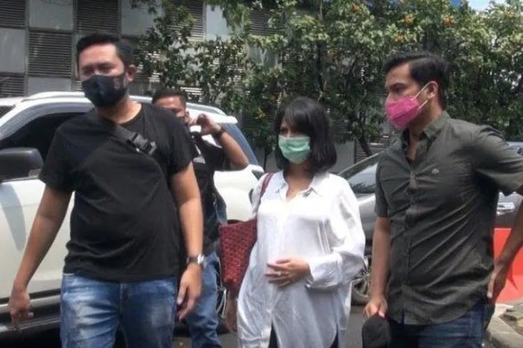 Sambil memegang perutnya yang tengah hamil, Vanessa Angel ditemani Bibi Ardiansyah, suaminya, terlihat berjalan menyusuri halaman Polres Metro Jakarta Barat, Rabu (8/4/2020) siang. (Warta Kota)