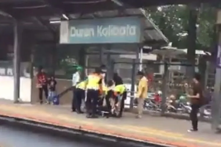 Bidik layar video viral pengguna KRL ditandu petugas di Stasiun Duren Kalibata, Jaksel. (Twitter)