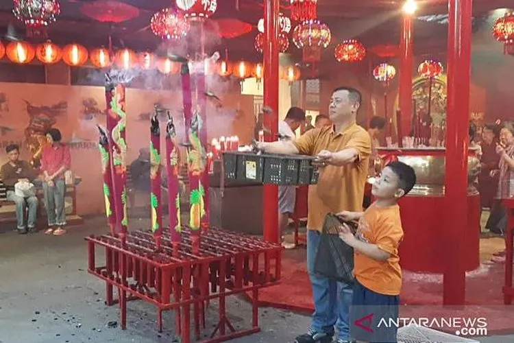 Umat melepas burung sebagai bentuk doa sehari jelang Imlek di Vihara Dharma Bhakti, Petak Sembilan, Jakarta Barat, Jumat (24/1/2020) (Antara/Prisca Triferna)