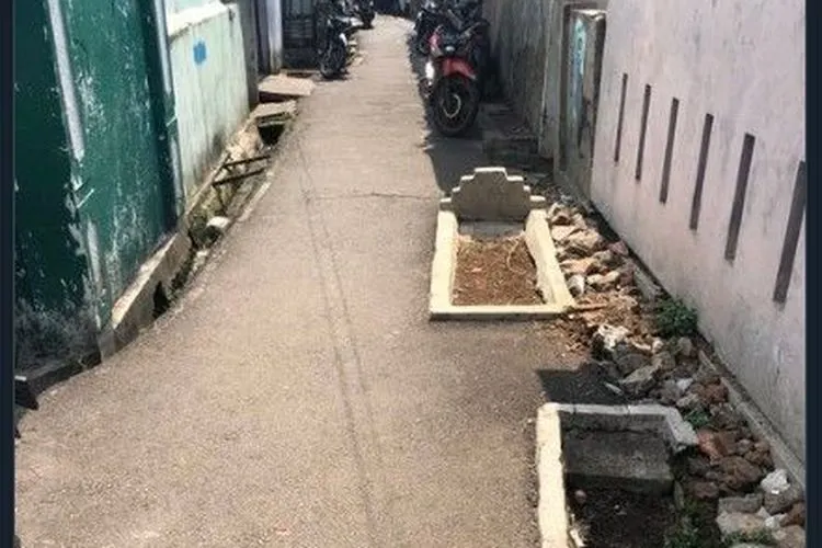 Potret kuburan di tengah jalan gang sempit (Twitter @ardhibhironx)