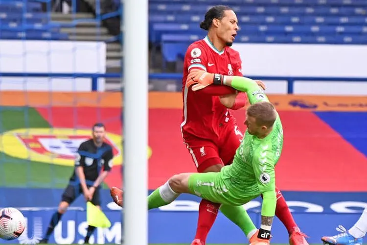 Virgil van Dijk  saat bertabrakan dengan kiper Everton. (Getty Images)