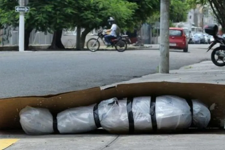 Jenazah yang dibiarkan tergeletak di pinggir jalan di Guayaquil, kota terbesar di Ekuador. (Getty Images/via BBC)