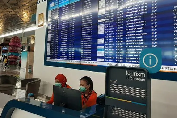 Petugas di Bandara Soekarno Hatta, Tangerang, wajib mengenakan masker untuk antisipasi penularan virus corona  (Liputan6.com/Pramita Tristiawati))