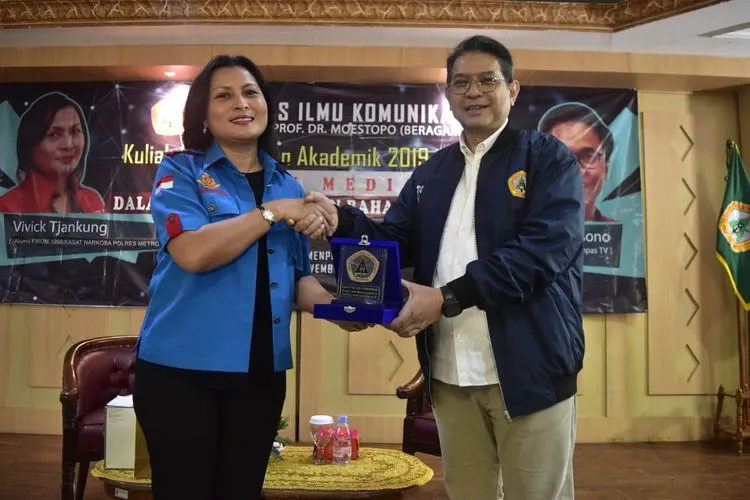 Kompol Vivick Tjangkung menerima plakat dari Dekan Fikom Moestopo Dr. Prasetya Yoga dalam kuliah umum menyambut mahasiswa baru/Fikom Moestopo