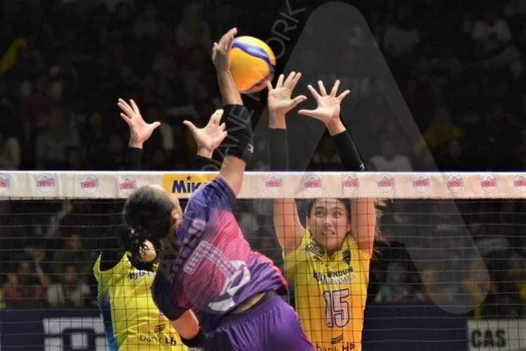 Pemain Bandung bjb Tandamata, Yolla Yuliana, berhasil memblok usaha spike kapten Jakarta PGN Popsivo Polwan Amalia Fajrina dalam lanjutan Kompetisi Proliga 2020 di GOR Tri Darma Gresik, Jawa Timur. (Budi Cahyono)