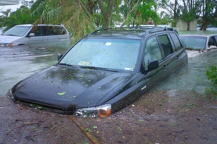 Ilustrasi mobil terendam banjir