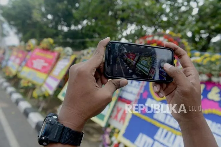 Warga memotret karangan bunga  Foto: Republika/Putra M. Akbar